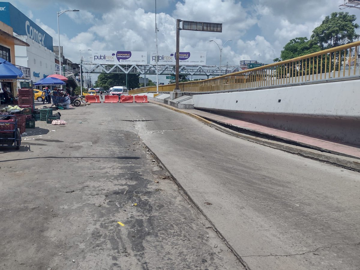 XEVATabasco's tweet photo. #AlMomento | Reportan hundimiento sobre la avenida Adolfo Ruiz Cortines a un costado del tianguis Jesús Taracena; la circulación está cerrada https://t.co/1OqcuwlTll