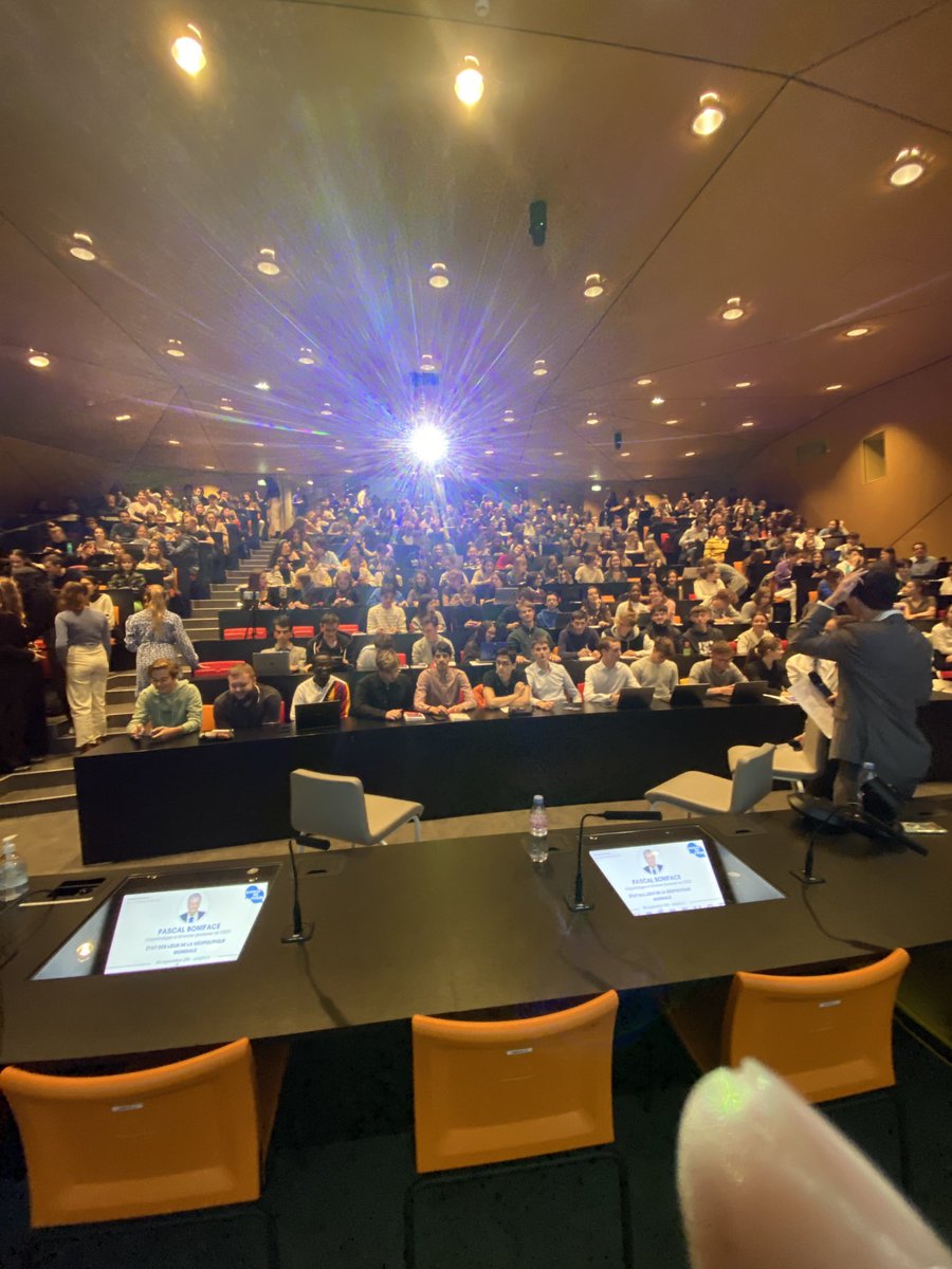 PascalBoniface's tweet image. Amphi plein et accueil chaleureux ⁦@ScPoForum⁩ Strasbourg