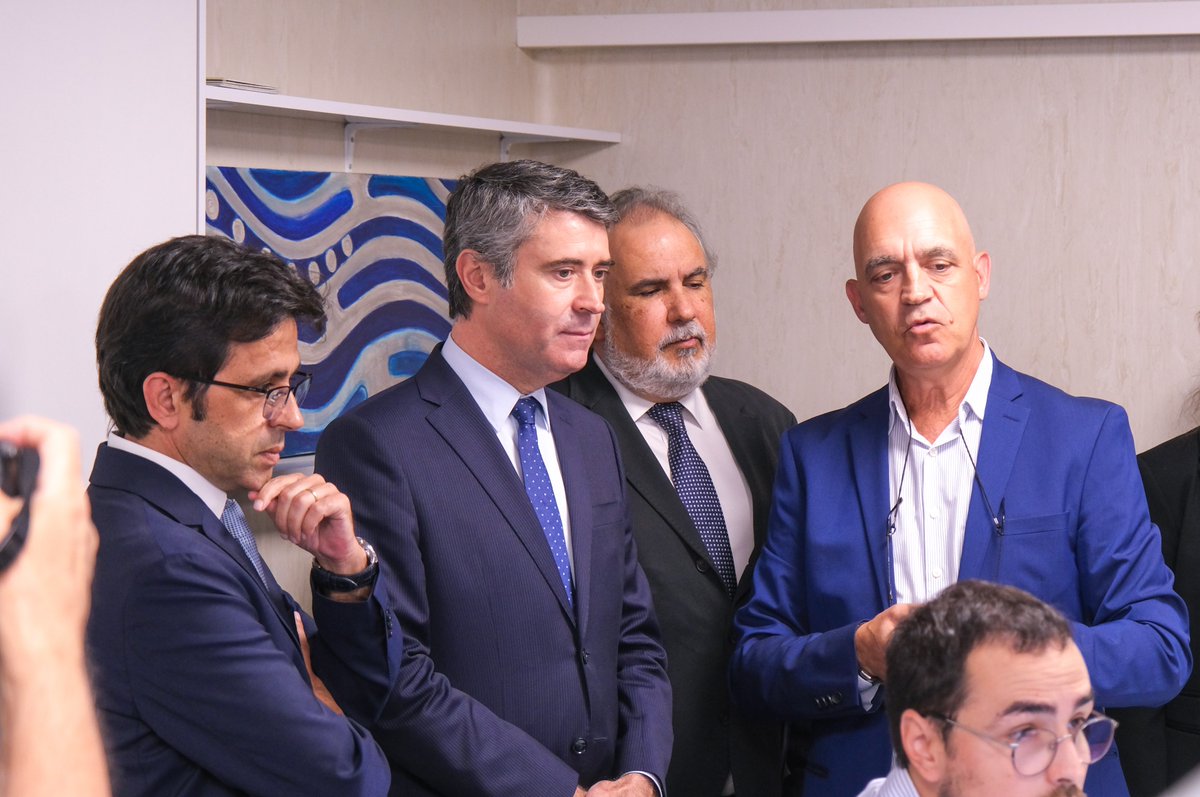 SEF_Portugal's tweet photo. Os cerca de 3.500 britânicos residentes em Lisboa já iniciaram a recolha de dados biométricos com vista à emissão do novo cartão de residente. 
O Ministro da Administração Interna e a Secretária de Estado da Proteção Civil visitaram, hoje, o posto de atendimento do SEF em Lisboa. https://t.co/x4rhDo4TY8