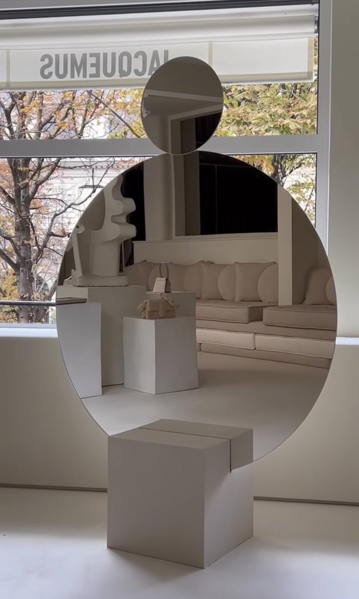 badestoutfit's tweet photo. interior design of the new jacquemus boutique in paris "La boutique Montaigne" https://t.co/SprJnVF2xd