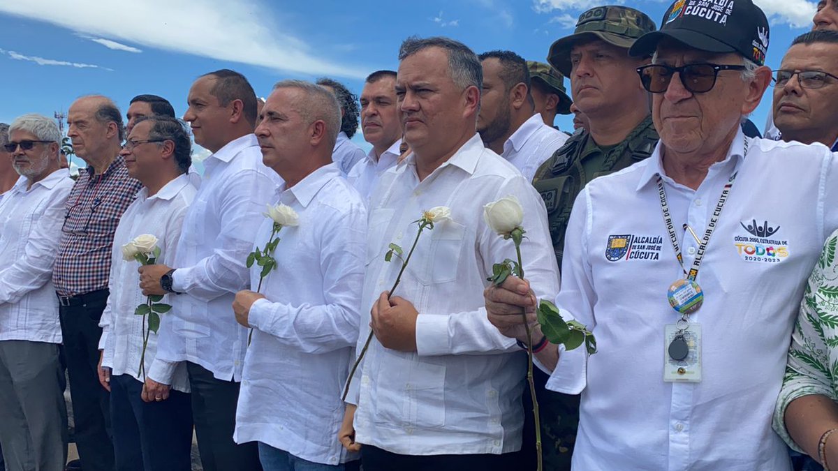 Con un encuentro fraterno y solidario autoridades de #Colombia y #Venezuela oficializan la reapertura de la frontera entre ambas naciones 🇨🇴🤝🇻🇪 
#RedFSLN
#UnidadLatinoamericana
