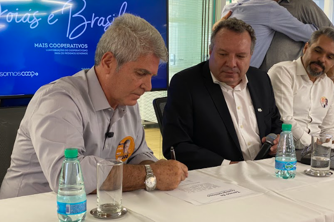 leonardorizzogo's tweet photo. Hoje assinei um termo de compromisso com o cooperativismo de Goiás, em uma casa que é muito familiar para mim, a OCB-GO, que representa tudo que defendo e trabalho dentro do empreendedorismo há tantos anos. https://t.co/qv4z6DYUuL