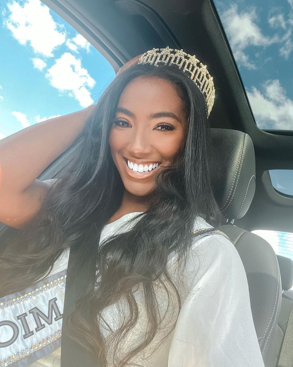 enews's tweet image. She's beauty and she's grace, she's in first place. 👏  #BB24 winner Taylor Hale makes history twice in one night. eonli.ne/3CbzEnU