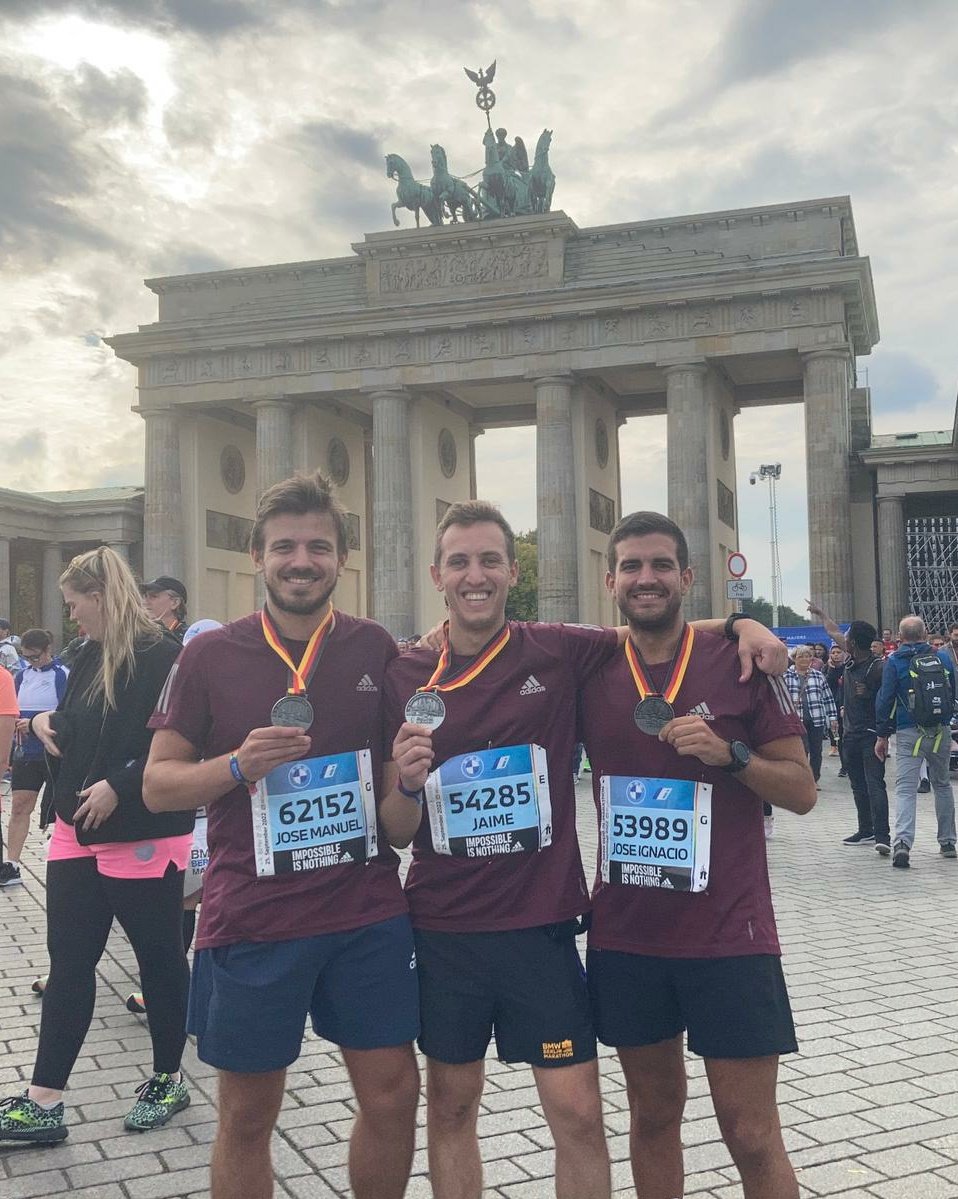Nachete_cm's tweet photo. Terminada la Maratón de Berlín, pero siempre de granate @PontevedraCFSAD 
Dicen que estamos locos de la cabeza... @siareirxspcf @PontevedraCF #ForzaPonte https://t.co/7XIjrATS0p