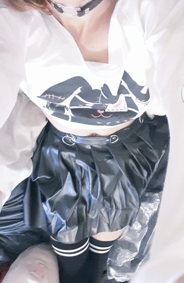 Valkuwury's tweet photo. ♡Feeling very submissive and breedable in this maid costume. Bet u wanna see whats under it ○^○♡

#nsfwtwt #nsfwtwtًً #submissiveandbreedable #femboy #femboyNSFW #thighkink #animethighs #maidcostume #lewds #leather https://t.co/xpiYt6tdjZ