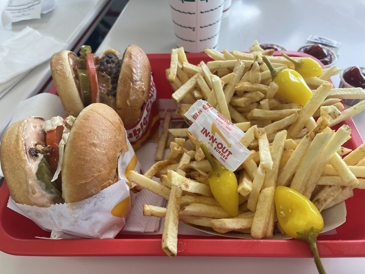 JorgeAith's tweet photo. Ae @azaghal e @sr_k_ , finalmente posso opinar. @innoutburger (double double animal style) eh melhor que @FiveGuys. Mas ainda acho @shakeshack melhor que os dois !
#nerdcast @jovemnerd https://t.co/pFlkrsYPiE