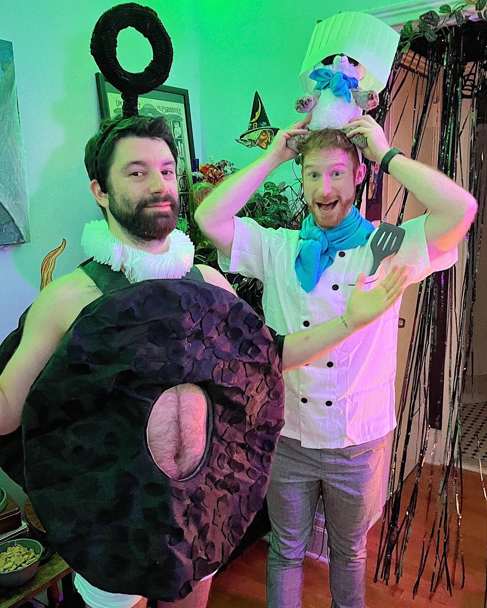 willhutcheson's tweet photo. Happy #haleyween!
This year Jake and I did a #couplescostume from #everythingeverywhereallatonce. Heβs the all consuming everything π₯― and I am the π©βπ³ being controlled by π¦, Raccacoonie!
Always a fun spooky time! Thanks @haleyaward
#raccacoonie #spookyseason #shiftycritter https://t.co/p0mKXxGcFQ