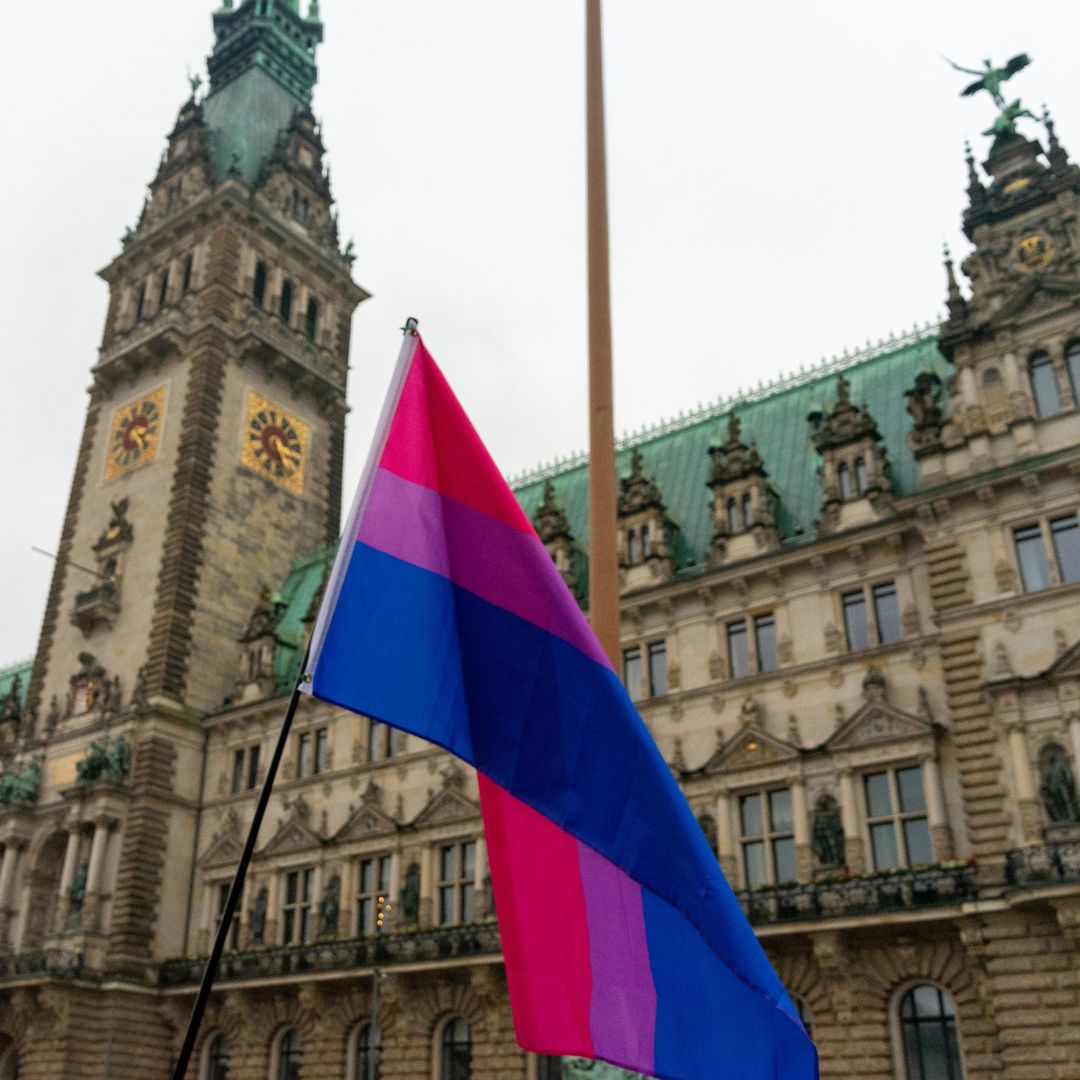 BiPlusPride's tweet photo. Erste Eindrücke unseres zweiten Bi+Prides. Trotz Hamburger Shietwetters haben wir uns nicht unterkriegen lassen und für viel Sichtbarkeit in den Innenstadt gesorgt! Danke an die rund 400 Leute. Danke an Rosa für Deine wichtige Rede!

Bilder von pixelfrei (Insta)

#bipluspride2022 https://t.co/fKXisYpgnq