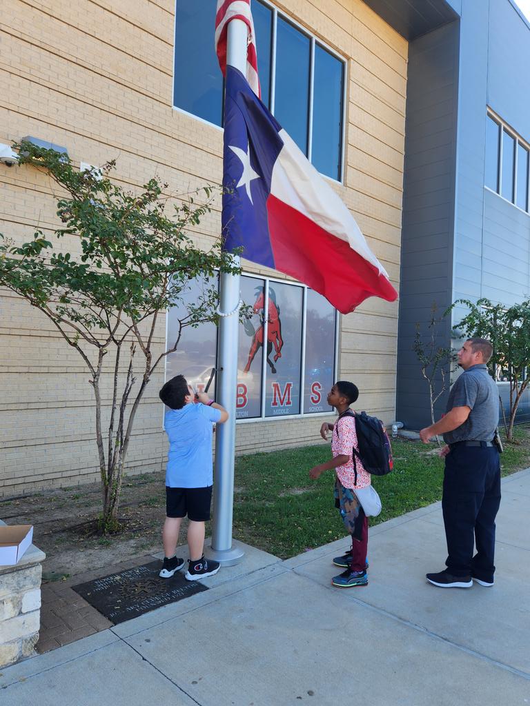 NorthBeltonMS's tweet photo. Broncos working together as we close the school day #collaboration #BeltonISD https://t.co/nULC7MlNXE