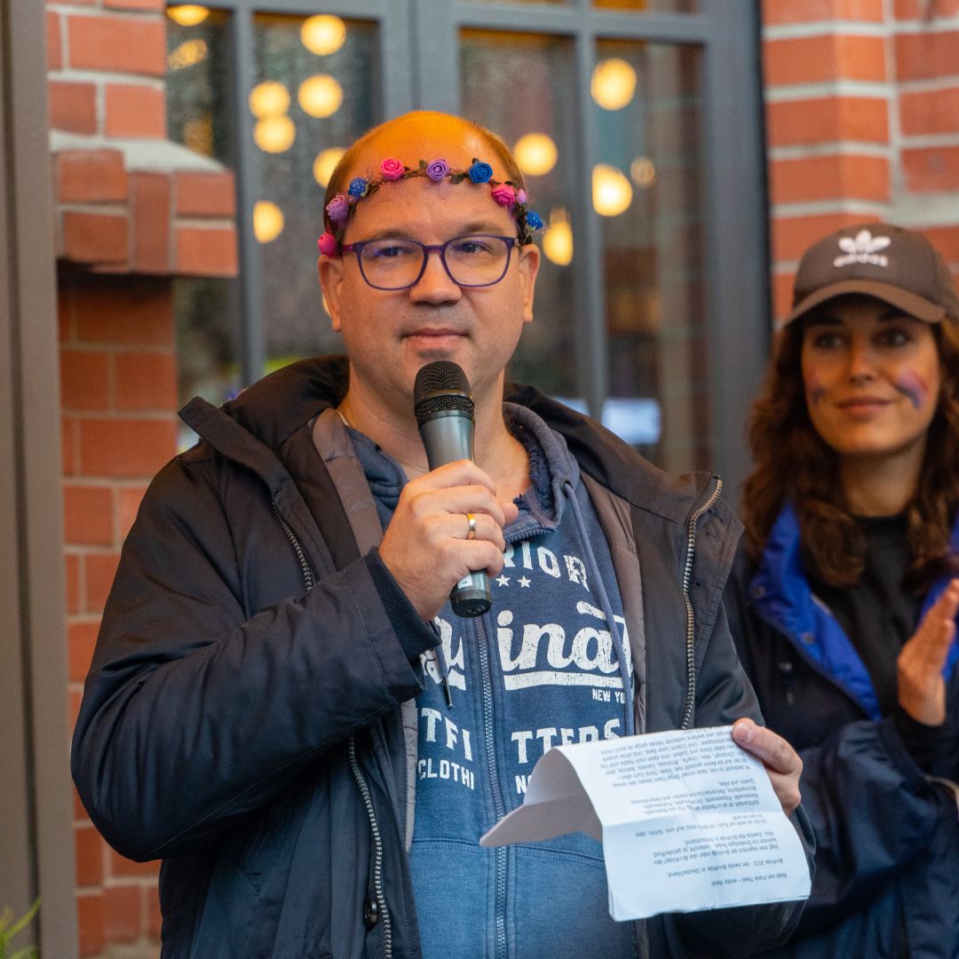 BiPlusPride's tweet photo. Erste Eindrücke unseres zweiten Bi+Prides. Trotz Hamburger Shietwetters haben wir uns nicht unterkriegen lassen und für viel Sichtbarkeit in den Innenstadt gesorgt! Danke an die rund 400 Leute. Danke an Rosa für Deine wichtige Rede!

Bilder von pixelfrei (Insta)

#bipluspride2022 https://t.co/fKXisYpgnq