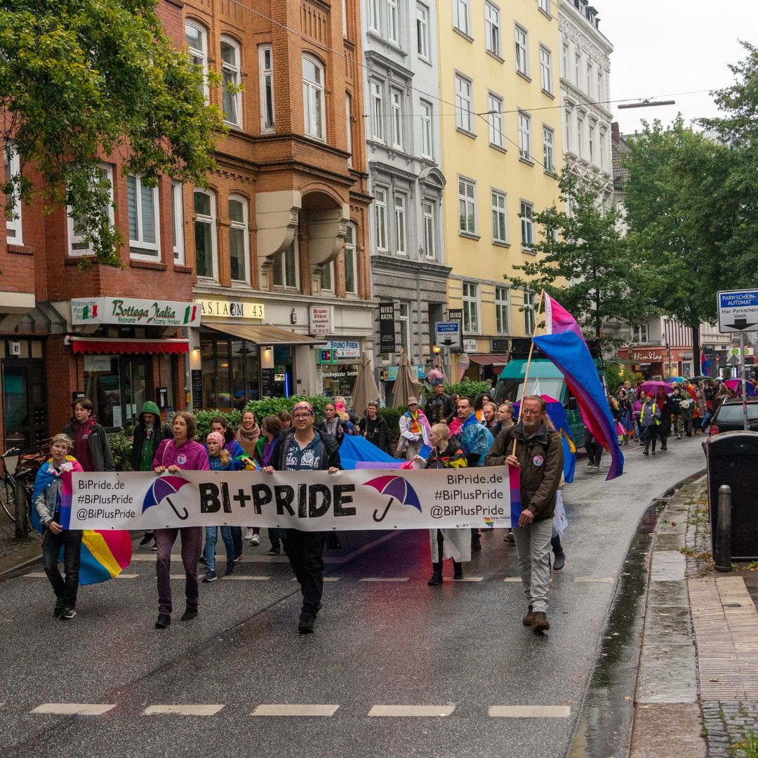 BiPlusPride's tweet photo. Erste Eindrücke unseres zweiten Bi+Prides. Trotz Hamburger Shietwetters haben wir uns nicht unterkriegen lassen und für viel Sichtbarkeit in den Innenstadt gesorgt! Danke an die rund 400 Leute. Danke an Rosa für Deine wichtige Rede!

Bilder von pixelfrei (Insta)

#bipluspride2022 https://t.co/fKXisYpgnq
