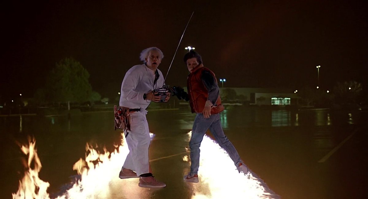 CuartaParedCine's tweet photo. 26 de octubre de 1985. Doc Brown construye una máquina del tiempo con un DeLorean y su perro Einstein se convierte en el primer viajero en el tiempo del mundo. https://t.co/TPqnF0nuuM
