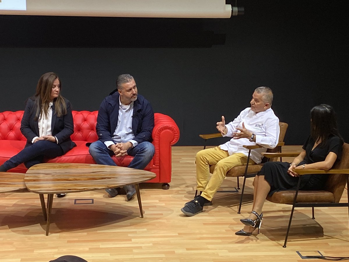 FACYRE's tweet photo. Hasta aqui nuestro primer día de 
#EncuentroFacyre 👨‍🍳👩‍🍳 gracias a @santander_es por cedernos su casa, a nuestros acyres por sus degustaciones y presencia, a los ponentes por su tiempo y a @MahouSanMiguel por poner la guinda al día con la visita a su fábrica. https://t.co/4r3Sj8MDpY