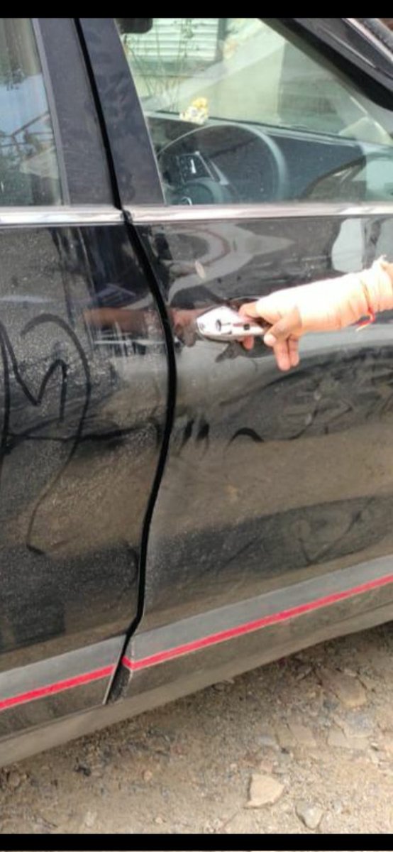 tpbhatt89's tweet photo. @kiacareindia booked since may 2022..now #joahikia is lying that car git damaged in transit and sent Fake images of someone else's vehicle..#shamekia @Kia_Worldwide #Kia @MotorOctane @TeamBHPforum #kiamislead https://t.co/usnlZ7hF9Q