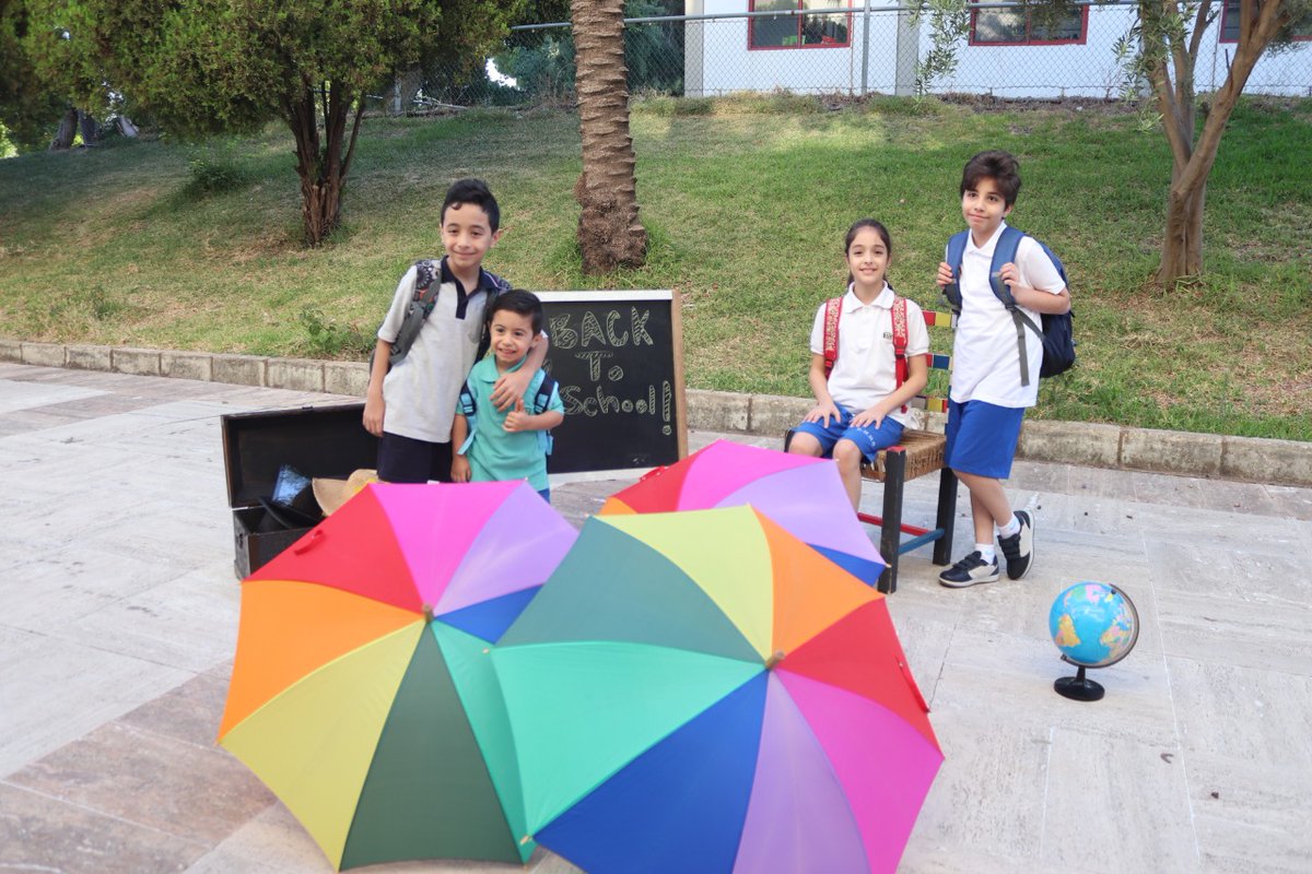 RHHS_Elementary's tweet photo. Welcome back! #photo_studio #memories @RHHS_Saida https://t.co/QCJPJxpLeZ