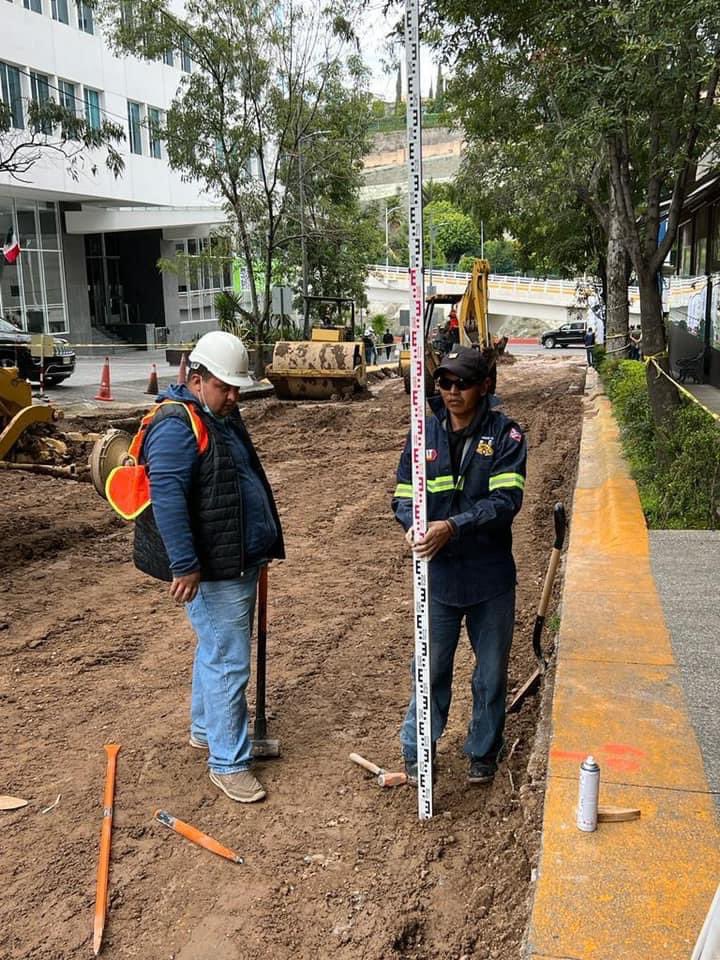 RominaCDV's tweet photo. Iniciamos esta semana con nuevos pasos hacia la modernización de Huixquilucan con más y mejor obra pública. 

Hoy damos inicio a los trabajos en Pasaje Interlomas para mejorar vialidades y la seguridad de la gente a través de la repavimentación con concreto hidráulico. https://t.co/rwvrqFdjtM