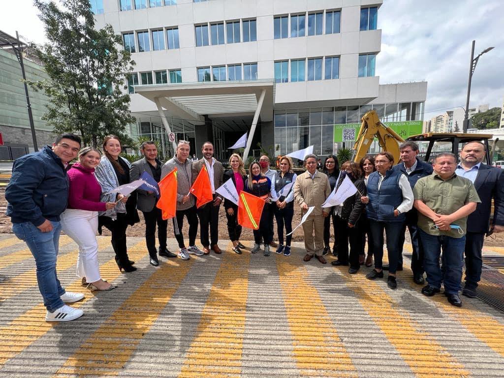 RominaCDV's tweet photo. Iniciamos esta semana con nuevos pasos hacia la modernización de Huixquilucan con más y mejor obra pública. 

Hoy damos inicio a los trabajos en Pasaje Interlomas para mejorar vialidades y la seguridad de la gente a través de la repavimentación con concreto hidráulico. https://t.co/rwvrqFdjtM
