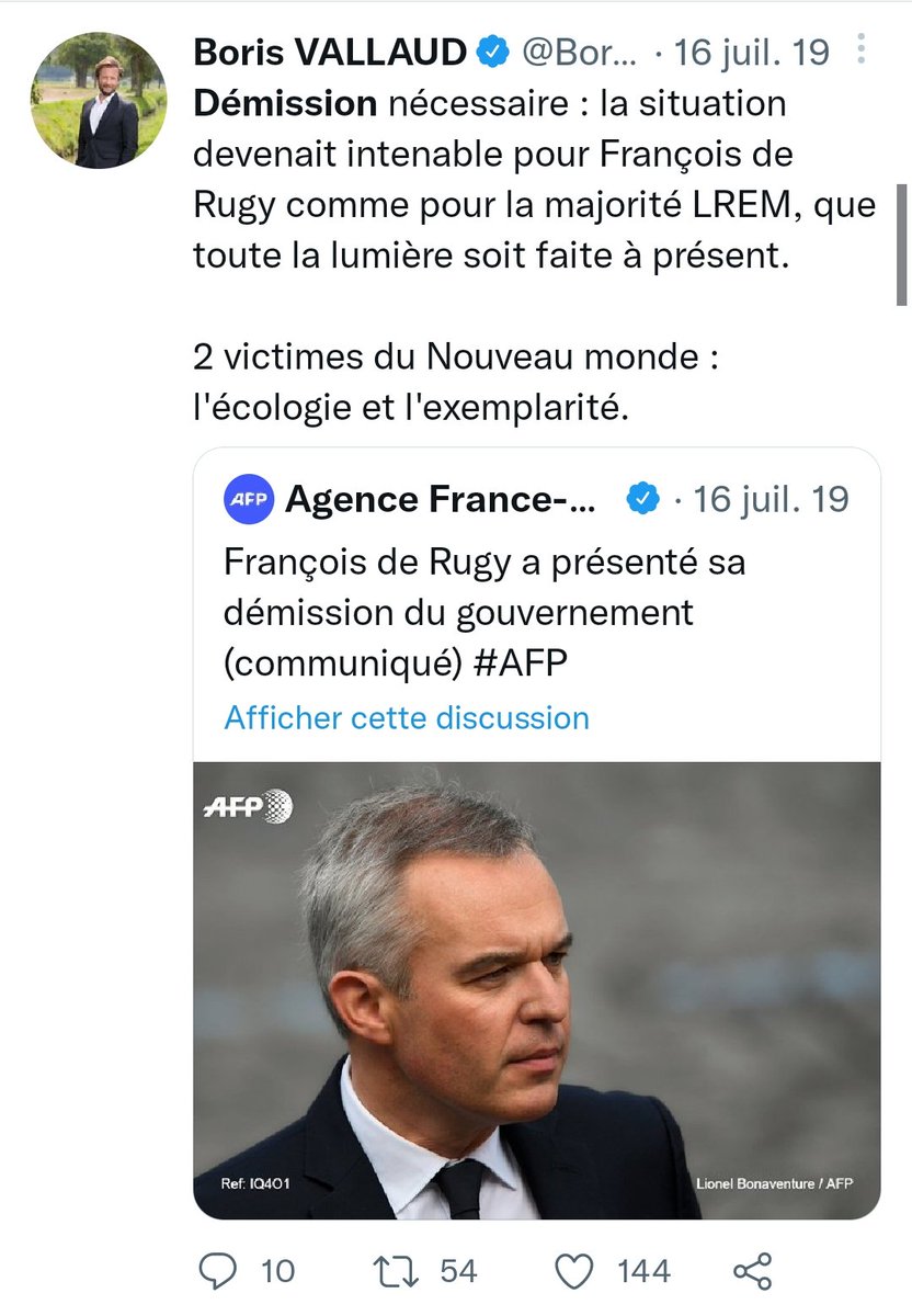 _LePetitCaporal's tweet photo. Démissionner pour une gifle : question de "conscience".
Démissionner pour un homard : "nécessaire". https://t.co/w3uhIxL5b9