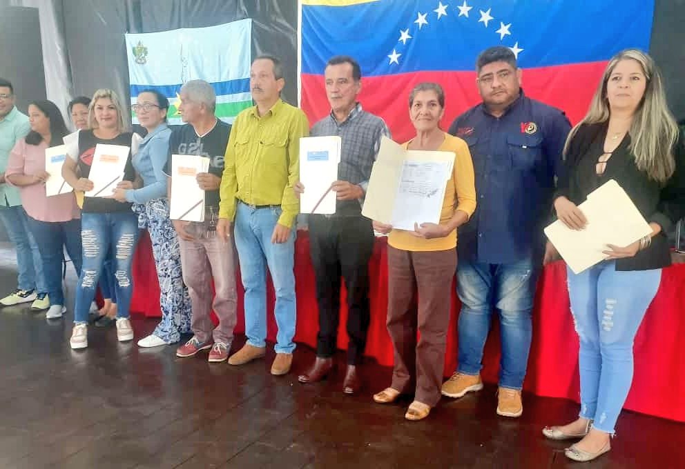 acosta_alcaldia's tweet photo. #23Sept| Entrega de título de tierra de viviendas de los sectores: Los Corocitos, Inavi y Romulo Gallegos; siendo esta la primera oleada. El trámite se hizo por iniciativa del #INTU, con presencia de su gerente, Frank Rojas, y la colaboración del alcalde @ChuoVelasquez e #IMVIA. https://t.co/iVeOiMw1Tr