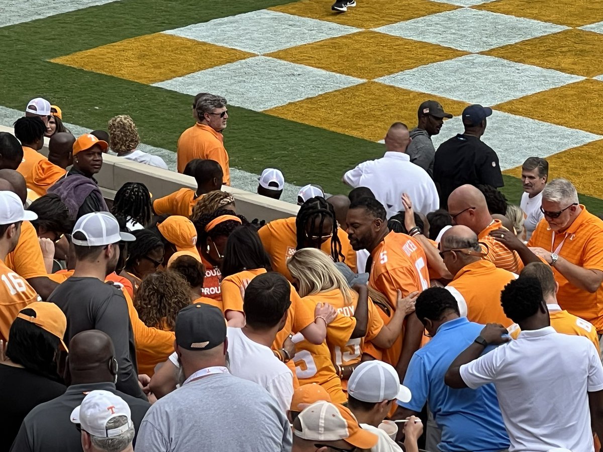 BatteredVawl516's tweet photo. Wanted to share this photo and how proud I am of this group of players parents praying together before the game. #volspray https://t.co/4gTx04OmAb