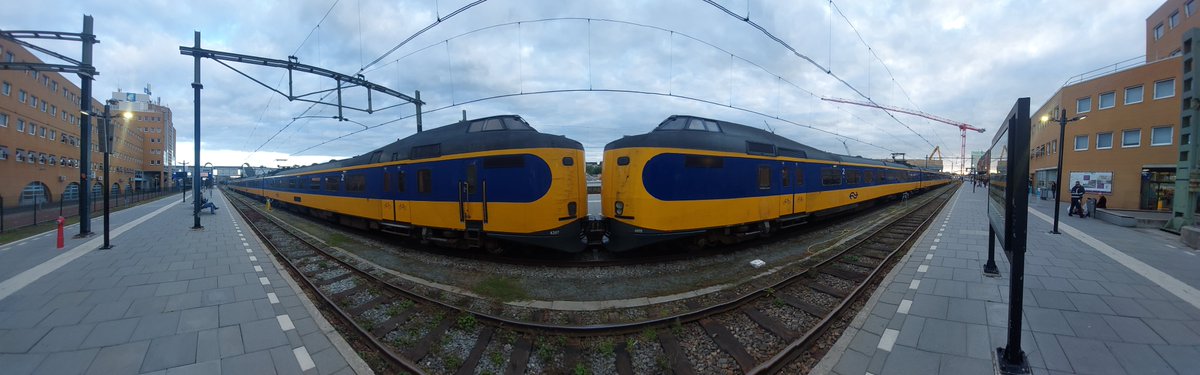 eurovermeer's tweet photo. #treinleven #panorama #Groningen 18.48 - #Zwolle #intercity #koploper #treinstel 4207 + 4011 #ns 25/09/2022 > https://t.co/B1UnBgJ2zp