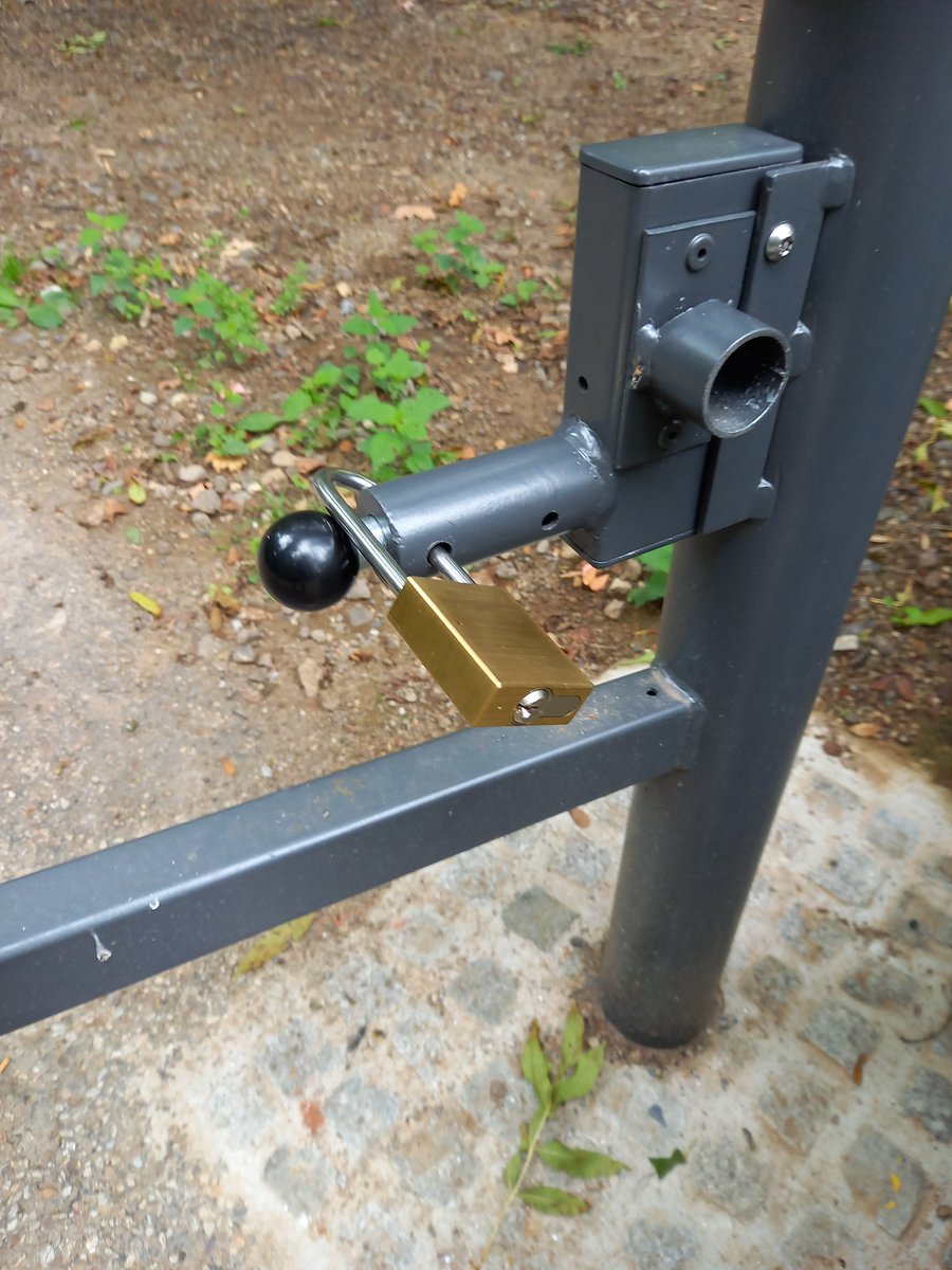 copixhe's tweet photo. Une clé de pompier ne suffit plus pour ouvrir les barrières du parc Laval... mais ce n'est pas un problème pour le personnel de @CityLuxembourg qui continue à stationner dans le parc https://t.co/2eByYBONtt