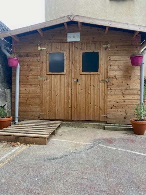 onevoiceanimal's tweet photo. Aujourd'hui, le Chatipi de Laroque de Fa (11) a été inauguré. La ville, l'#APAHC et One Voice se sont unis pour offrir un peu de quiétude aux chats errants de la commune. C'est le 5ème Chatipi qui voit le jour dans l'Aude. #UrgenceErranceFéline https://t.co/cBJ26U2pCH