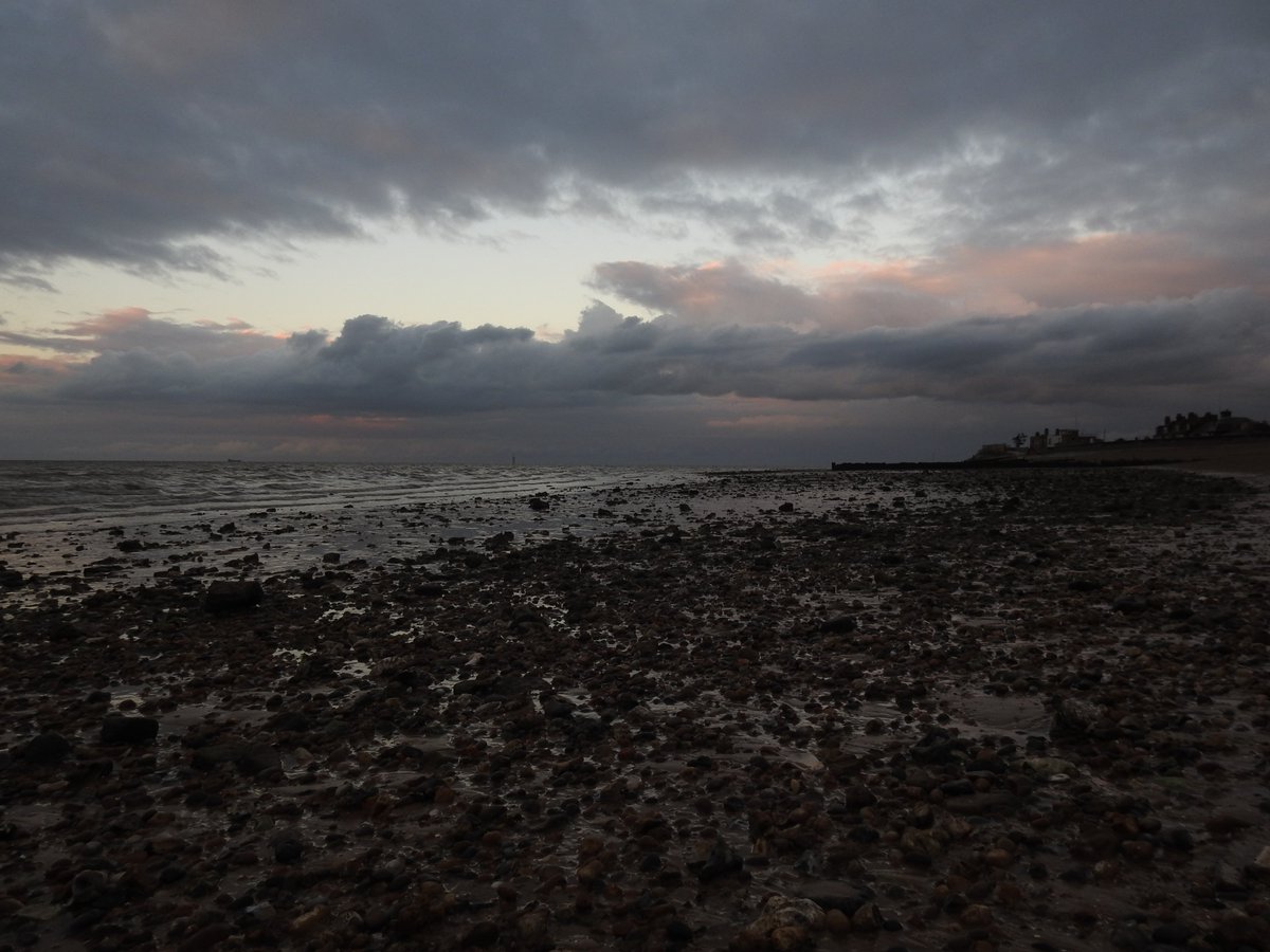 AYoungSheppey's tweet photo. Views from Sheerness Beach and looking out in the Estuary, needed a thicker coat this evening. ☺️
#Sheerness #Kent #Clouds #Sunset #Skies #Weather #Beaches @ThePhotoHour @metoffice #WeatherCloud #WeatherWatchers #AutumnFeel #UK https://t.co/AQ9Nk064nx