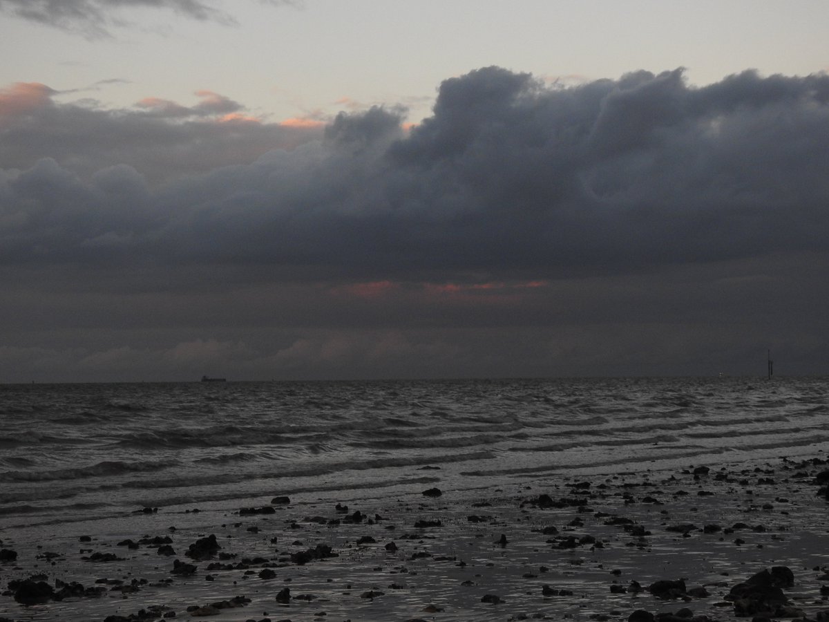 AYoungSheppey's tweet photo. Views from Sheerness Beach and looking out in the Estuary, needed a thicker coat this evening. ☺️
#Sheerness #Kent #Clouds #Sunset #Skies #Weather #Beaches @ThePhotoHour @metoffice #WeatherCloud #WeatherWatchers #AutumnFeel #UK https://t.co/AQ9Nk064nx