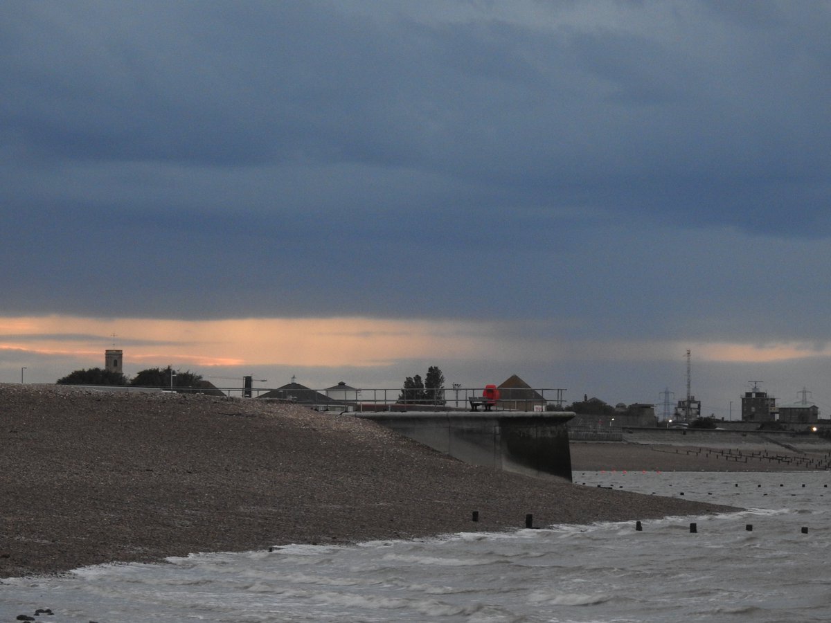 AYoungSheppey's tweet photo. Views from Sheerness Beach and looking out in the Estuary, needed a thicker coat this evening. ☺️
#Sheerness #Kent #Clouds #Sunset #Skies #Weather #Beaches @ThePhotoHour @metoffice #WeatherCloud #WeatherWatchers #AutumnFeel #UK https://t.co/AQ9Nk064nx