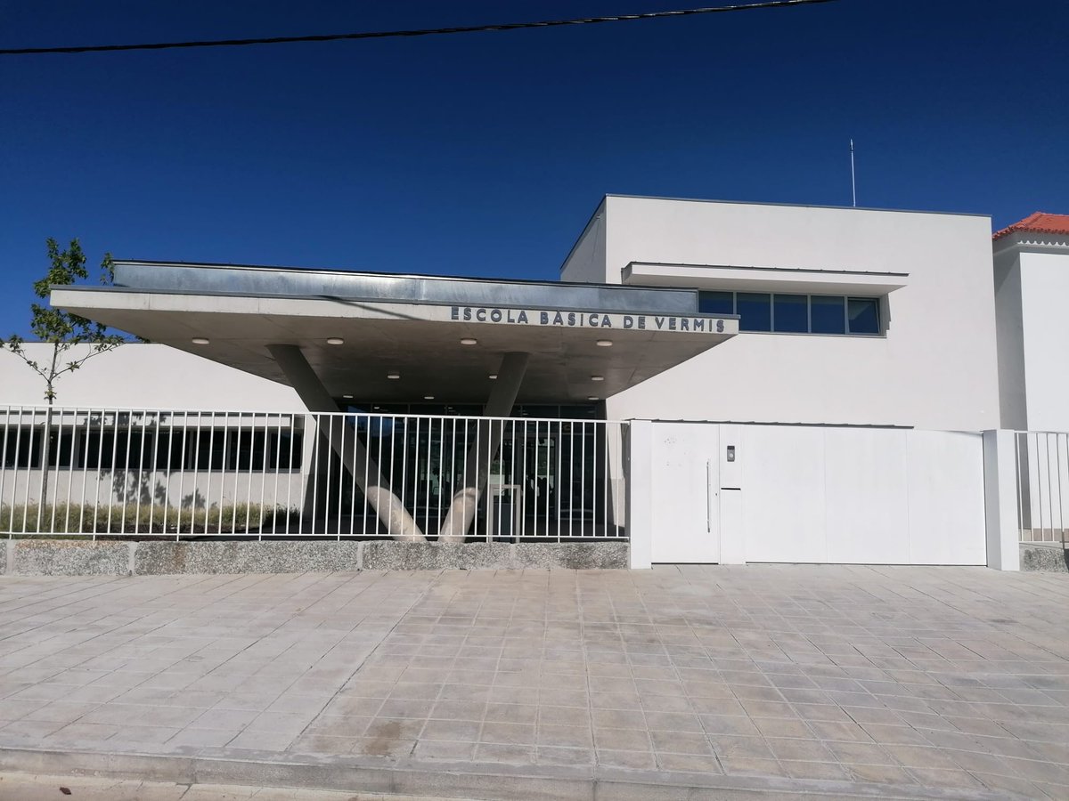 EscSantJordi's tweet photo. Primera mobilitat de l'@EscSantJordi  dintre del programa Erasmus+ i del Microconsorci #MCESAMTILC #ESAMTILC. Job shadowing a l'Agrupamento de Escolas Virgínia Moura a Moreira de Cónegos, Portugal. @educaciocat, @elic_ebre https://t.co/mkb2KqKXZ1