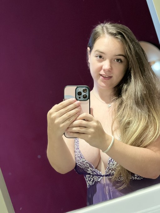 Ich w&uuml;nsch euch einen sch&ouml;nen Abend ☺️😘  Kiss Kimberly https://t.co/1Bf1P4PP6N<a href="/tag/picoftheday"class="tags"><span>#picoftheday</span></a><a href="/tag/curvy"class="tags"><span>#curvy</span></a><a href="/tag/sexy"class="tags"><span>#sexy</span></a><a href="/tag/teen"class="tags"><span>#teen</span></a><a href="/tag/curvygirl"class="tags"><span>#curvygirl</span></a><a href="/tag/camgirl"class="tags"><span>#camgirl</span></a>