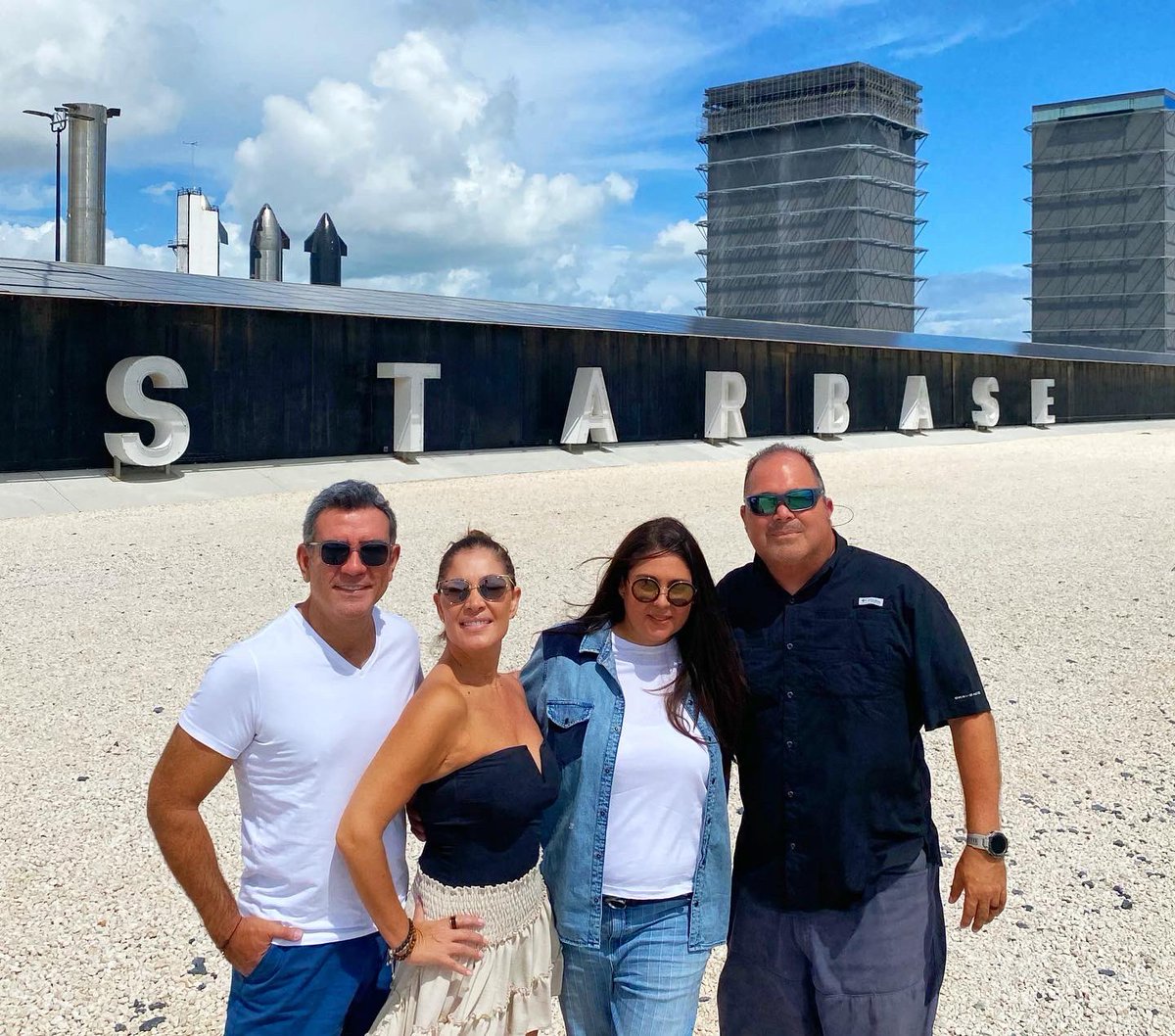 SANDARTI's tweet photo. Visitando la puerta al futuro en la exploración espacial. La Starbase de SpaceX de Elon Musk. Impresionante lugar… y esto apenas está empezando!!
Gracias Zulema y Boby por traernos. https://t.co/0lETZ05MJo