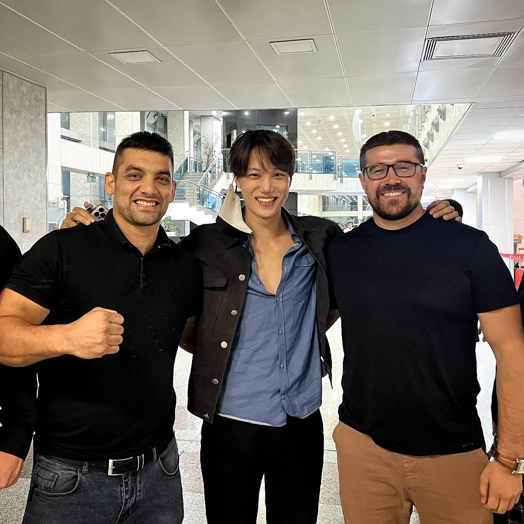 caramelkimji's tweet image. jongin and guard hyungies