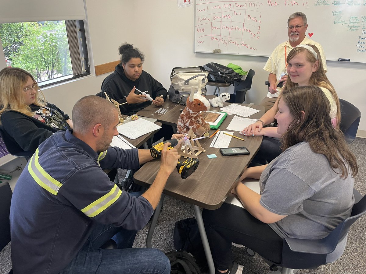 MFitzTeach's tweet photo. I love bring your engineer to work day! Thank you Brian  and Dan from @Novelis for helping our juniors improve their #pumpkinchunkin launchers in #physebra today! https://t.co/OySE7loEY2