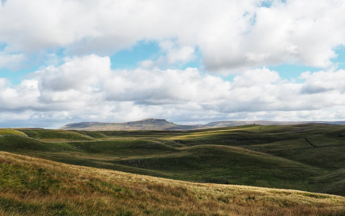 Beautiful landscapes at Ingleborough today @Yorkshiredays @Welcome2Yorks @CountryfileMag @NorthernLifeMag @AP_Magazine @OwainWynEvans @EmmaJessonTV @kerriegosneyTV @JoBlytheTV @Hudsonweather @LandscapeMag @ThePhotoHour @IngleborouTrail @yorkdalesguides @HelloYorkshire