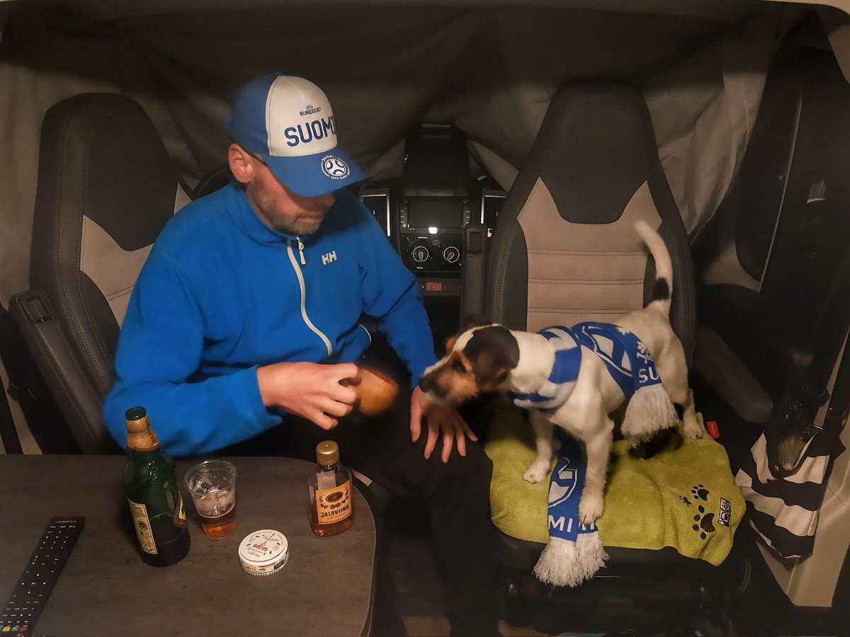WonViiri's tweet photo. Vassoguu, tässä Häshtäg-kimara: #ihanhuuhkajana #Huuhkajat #parsonrussel #denssi #vanlife #poikienreissu #sturefjäder #suomi #finland #UEFANationsLeague #Montenegro https://t.co/gTSeHv8S1H