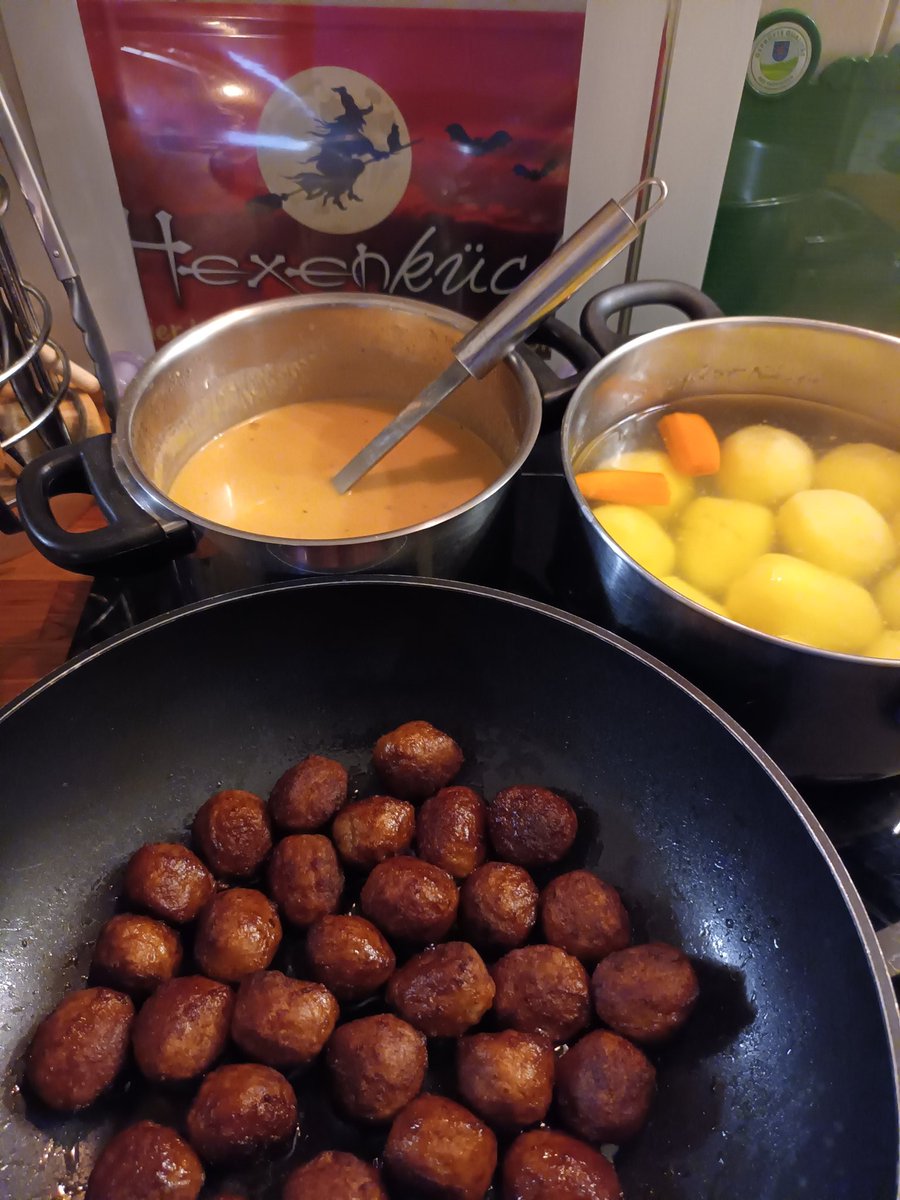 kristallnaach's tweet photo. Habe Hunger😛🍴😋guten #Appetit
#LingonSylt #Lingon #Preiselbeeren
#Köttbullar🇸🇪#potatis🥔 Rahmsoße
#frischgekocht 🧙♂️ 🧙♀️ #Hexenküche
#Schweden #Elchenländle22 danach https://t.co/gna2c6oatP
