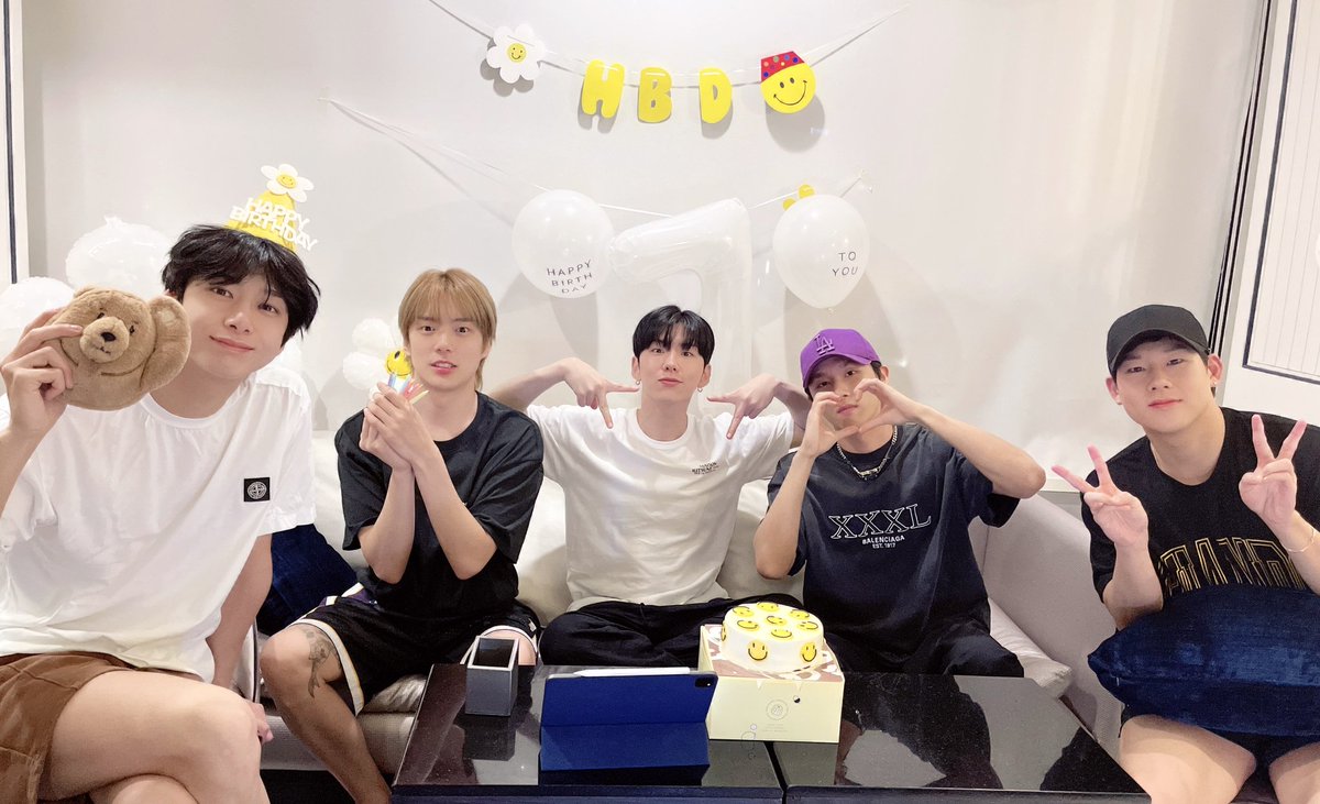 Aralovesmonstax's tweet photo. Feliz cumpleaรฑos Monbebe un poco atrasado jeje, espero que siempre sigamos juntxs por mucho tiempo. Ustedes son un fandom muy pero muy bonito, gracias por siempre hacerme sentir acogida! Lxs quiero mucho!
#MONBEBE7th #MONSTA_X @OfficialMonstaX https://t.co/Y5q1kgSPFy