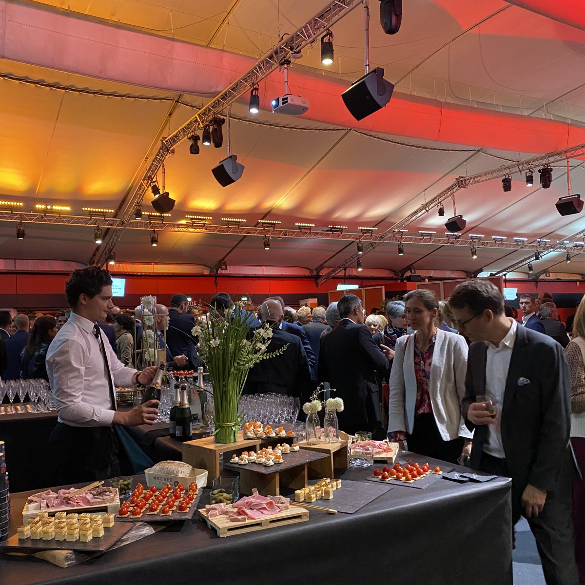 FondationHCL's tweet photo. Nous sommes très heureux d'accueillir, au @Matmut Stadium de Lyon,  tous les participants présents à notre Grand Dîner annuel, dédié à l'innovation médicale.

Bienvenue, merci à tous pour votre confiance et profitez de cette belle soirée ! 🧡

#FondationHCL #FHCL #dinerFHCL https://t.co/TPY6t65cGo