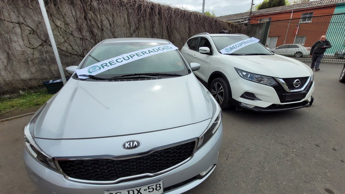 CarabNuble's tweet photo. 18 autos recuperados y 10 detenidos dejó operativo del #SEBV #Santiago junto a Carabineros de #Chillán, ejecutado para abordar incremento de robo de vehículos. Gral. María Teresa Araya, junto a autoridades, explicó que este 2022 se han recuperado 2 de cada 3 autos robados. https://t.co/AJFLPWsbKp