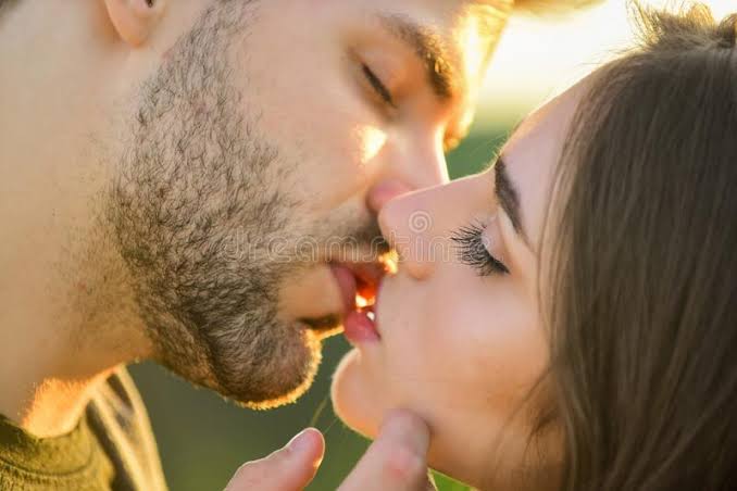 itsbelieverrr's tweet photo. when he kisses her
storms rise beneath her skin
for she is the ocean
and he is her moon. https://t.co/0JU71Fs4E0