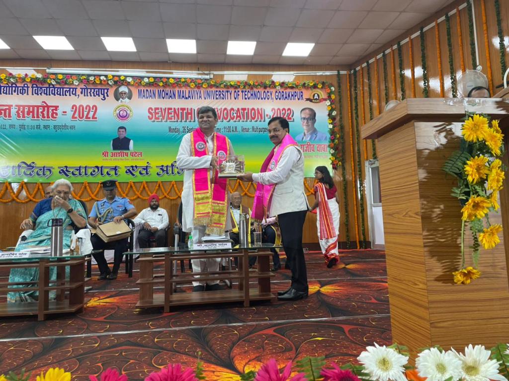 ErAshishSPatel's tweet photo. मदन मोहन मालवीय प्रौद्योगिकी विश्वविद्यालय ,गोरखपुर के सप्तम दीक्षांत समारोह में प्रतिभाग कर माननीया राज्यपाल एवं कुलाधिपति महोदया श्रीमती @anandibenpatel जी का मार्गदर्शन प्राप्त किया।
@narendramodi 
@PMOIndia
@myogiadityanath https://t.co/SEkGo6iKEv