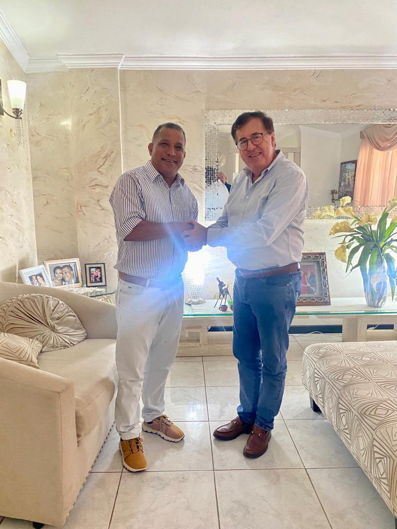 alfreditodiaz's tweet photo. #NuevaEspartaDeFrente
Grata visita del exgobernador y candidato presidencial @CesarPerezVivas hombre de dilatada vida política, filántropo y demócrata. Con una propuesta bien clara, CONCERTACIÓN CIUDADANA, para lograrla, primarias inclusivas, plan país y restaurar la democracia. https://t.co/pXUAdHTycx
