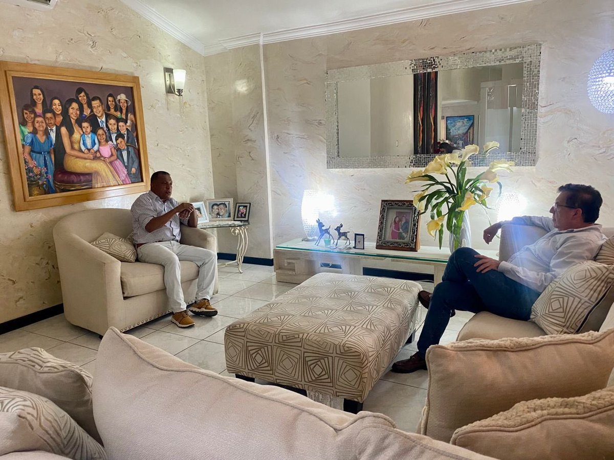 alfreditodiaz's tweet photo. #NuevaEspartaDeFrente
Grata visita del exgobernador y candidato presidencial @CesarPerezVivas hombre de dilatada vida política, filántropo y demócrata. Con una propuesta bien clara, CONCERTACIÓN CIUDADANA, para lograrla, primarias inclusivas, plan país y restaurar la democracia. https://t.co/pXUAdHTycx