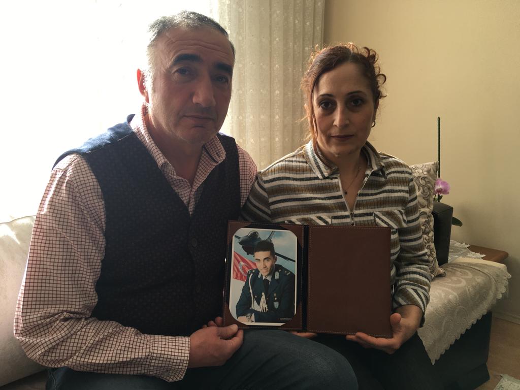 KezbanKalin's tweet photo. En zor olanı da ne biliyor musunuz?
Çocuğunuzun suçsuz olduğunu biliyorsunuz fakat elinden hiçbir şey gelmiyor! Çünkü bizi görmüyorlar,duymuyorlar‼️😔😔
#KursiyerTeğmenlereÖzgürlük
KHKlıya AdilYargıŞart https://t.co/71k5dKFJVm