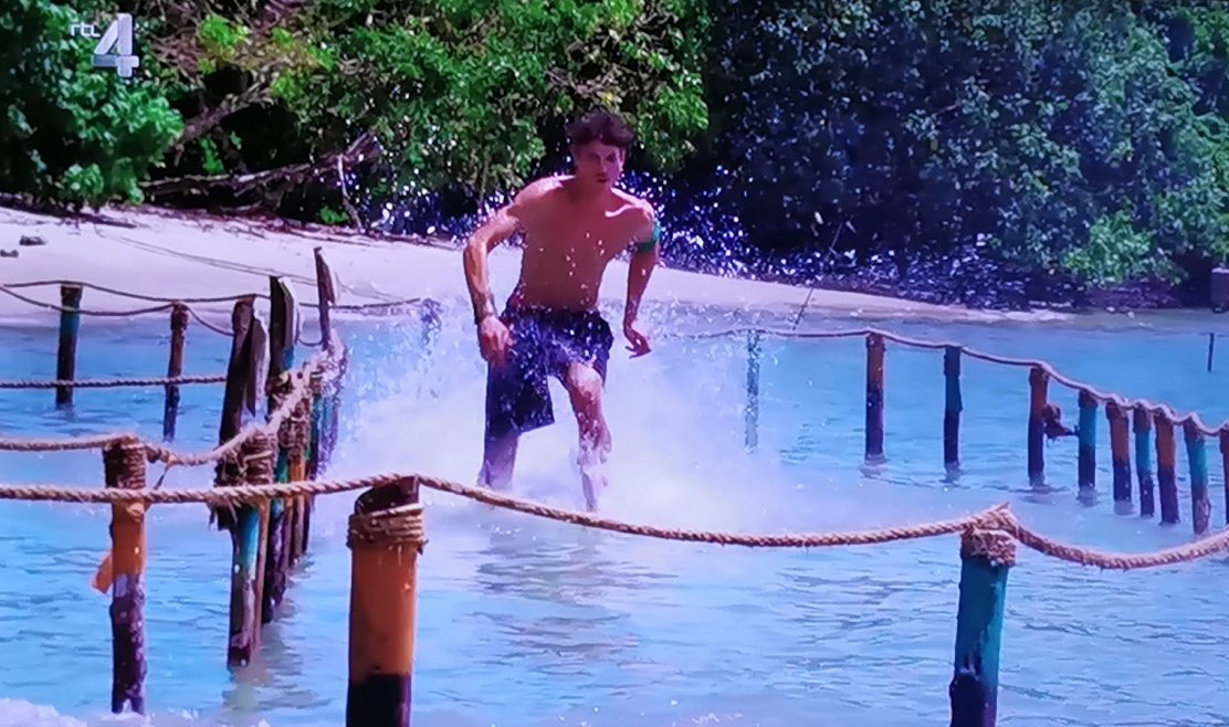 JoyceDFoto's tweet image. Jezus kon dat ook... Over het water lopen 😉😉😉 #Niek #ExpeditieRobinson