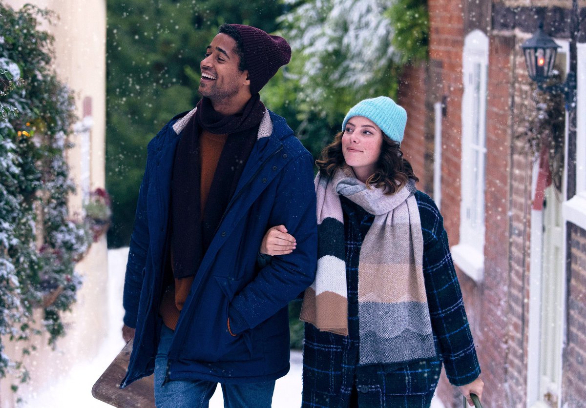BRASIL, NÓS VENCEMOS MUITO! 🇧🇷

Kaya Scodelario e Alfie Enoch sendo par romântico em um filme natalino, esse é o tweet 😍
