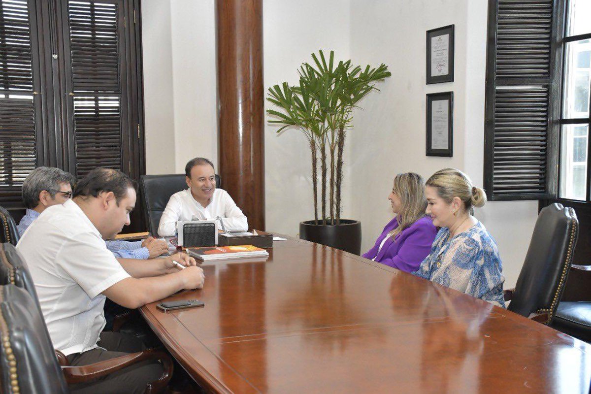 Memo_diaz's tweet photo. El diálogo del ejecutivo con el legislativo se fortalece, me congratula la decisión de las diputadas @ElySallard y @KarinaZarateF de sumarse al grupo parlamentario de MORENA y construir juntos la #4taTransformacion en Sonora! https://t.co/DX0gKXeWVC