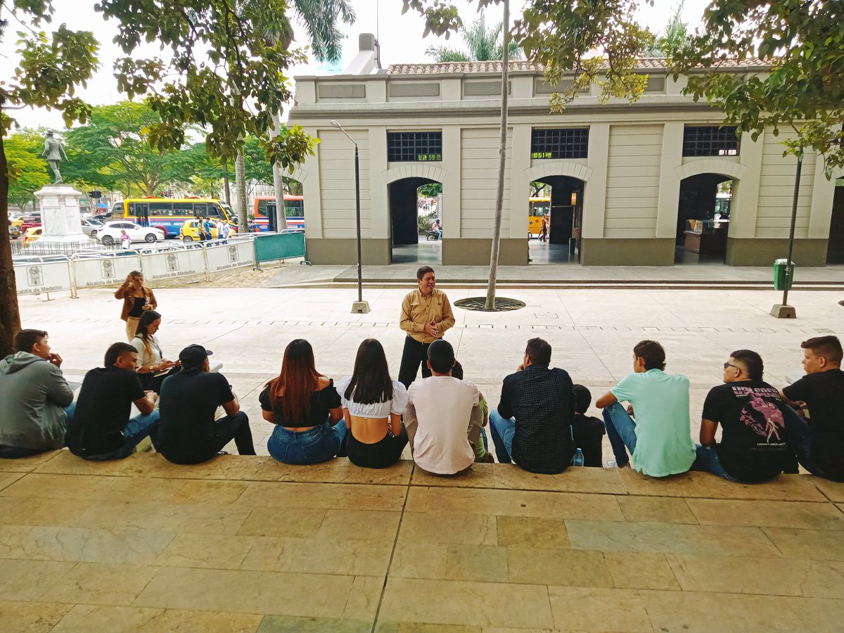 Orlandojza's tweet photo. Desde el Banco de los Pobres de la @AlcaldiadeMed, les compartimos cómo pueden crear y fortalecer sus negocios los ciudadanos del Distrito. Así cómo de los beneficios a los que pueden acceder: formación, visibilidad en ferias, asesoría en temas de finanzas, marketing digital, etc https://t.co/wE86TBUdHT